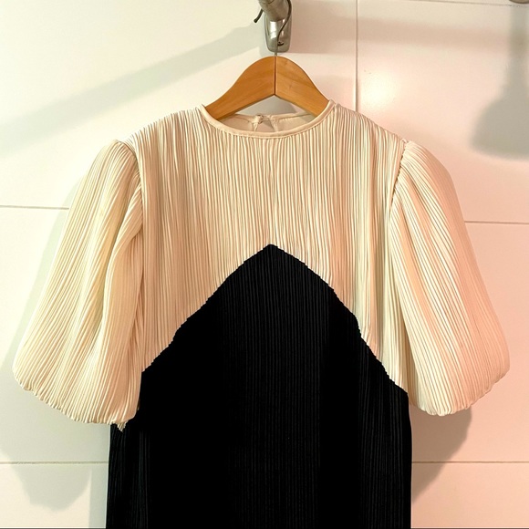 Vintage pleated dress with puff sleeves - Picture 2 of 9